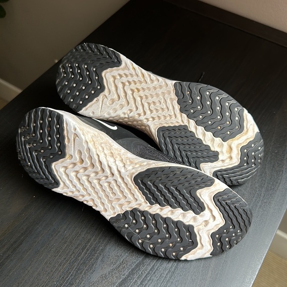 Nike Odyssey Flyknit women’s athletic shoes - Picture 2 of 2